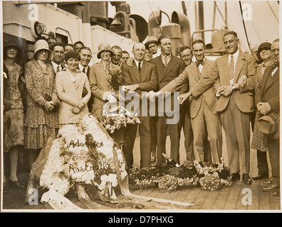 Ce portrait de groupe, pris à bord du S.S. Maunganui entre 1926 et 1936, capture les passagers et l'équipage de l'emblématique navire australien. La photographie est conservée dans la collection du Powerhouse Museum. Banque D'Images
