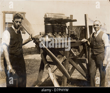 Cette image montre Don Harkness et un homme non identifié avec un moteur d'hydroplaneur, prise entre 1923 et 1933 en Nouvelle-Galles du Sud, en Australie. La photographie capture un moment dans l'histoire des débuts de la technologie de l'hydroglisseur. Banque D'Images