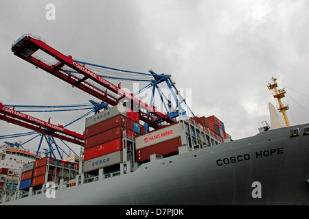 COSCO espère au port de Hambourg Banque D'Images