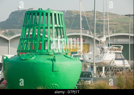 Un type de tribord directionnel Bouée latérale indiquant la direction de balisage dans un canal Banque D'Images