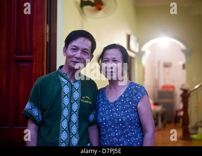 L'île de Cat Ba dans la baie d'Halong, Vietnam - Mature couple vietnamien. Banque D'Images