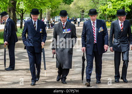 Hyde Park, London, UK 12 mai 2013. Son Altesse Royale la Princesse Royale KG, KT, GCVO, Colonel en Chef du King's Royal Hussars, reçoit le salut et dépose une gerbe à la parade annuelle et au Service de la Cavalerie combiné à l'Association des anciens camarades Memorial de cavalerie. Officiers portent chapeau melon et costumes sont portés au lieu de l'uniforme par tous mais les bandes. 5 groupes dirigés marchant des détachements de cavalerie et de la Yeomanry associations régimentaires et des anciens combattants de la Seconde Guerre mondiale, allant de 2 à l'Iraq et l'Afghanistan. Les trompettistes de l'état de la cavalerie de famille et d'un Piper de F Entreprise le Scots Guards aussi trop Banque D'Images