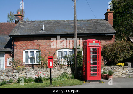 Postbox et téléphone rouge fort noir et blanc Village Trail Eardisland Herefordshire Angleterre UK Banque D'Images