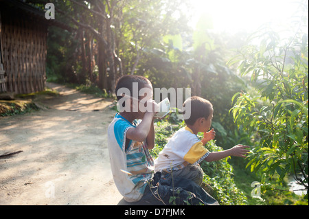 La région de Sapa, Vietnam du Nord-est - Les enfants manger du riz Banque D'Images