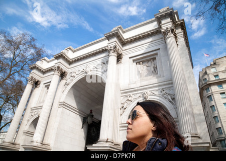 Une touriste à Marble Arch, au centre de Londres, Angleterre, RU Tourisme Banque D'Images