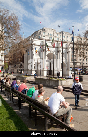 Marble Arch, le centre de Londres, les gens assis au printemps, le centre-ville de Londres, UK Banque D'Images