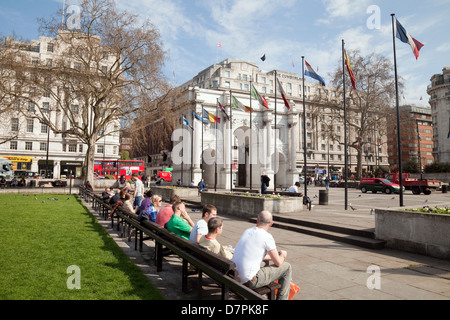 Marble Arch, le centre de Londres, les gens assis au printemps, le centre-ville de Londres, UK Banque D'Images