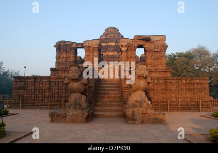 Vue avant du temple du soleil de konark, Orissa, Inde.Ce temple connu sous le nom de pagode noire est un unesco world heritage site. Banque D'Images