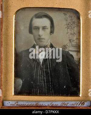 Cette photographie, prise par Thomas Bock, capture un homme non identifié en Nouvelle-Galles du Sud. Il fait partie de la collection historique du Powerhouse Museum, offrant un aperçu précieux de la vie et des portraits australiens du XIXe siècle. Banque D'Images