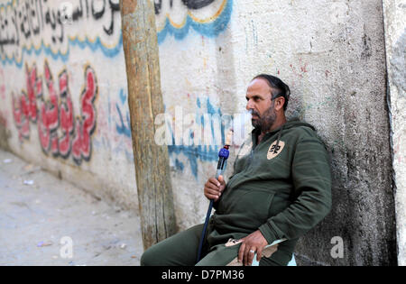 12 mai 2013 - La ville de Gaza, bande de Gaza, territoire palestinien - un Palestinien fume le narguilé à l'extérieur de sa maison à al-camp de réfugiés de Shati, à Gaza le 12 mai 2013, alors que les Palestiniens marquer le 65 anniversaire de la Nakba ou ''catastrophe'' qui a lieu le 15 mai, commémorant l'expulsion et fuyant de Palestiniens de leurs terres à la suite de la guerre de 1948 qui a conduit à la création de l'état juif (crédit Image : © Ashraf Amra/APA Images/ZUMAPRESS.com) Banque D'Images