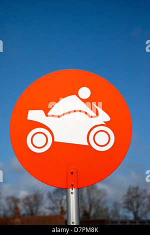 Gros plan d'un panneau rouge de stationnement de moto contre un ciel bleu, Angleterre, Royaume-Uni Banque D'Images