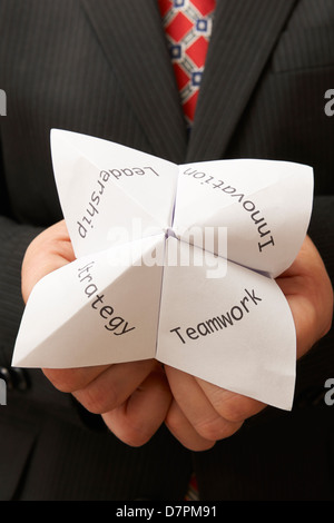 Business man holding origami Fortune Teller en équipe, leadership, innovation et stratégie,écrit dessus Banque D'Images