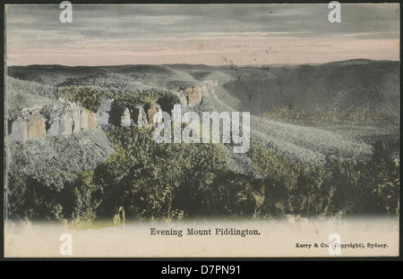 Cette photographie prise en 1908 capture la vue panoramique du mont Piddington au cours de la soirée, mettant en valeur la beauté naturelle de la région. La photo est conservée au Powerhouse Museum dans le cadre de sa collection historique. Banque D'Images