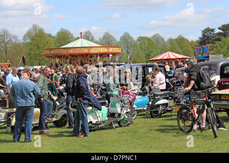 Chestnut dimanche à Bushy Park, Hampton Court, London, UK. Dimanche 12 mai 2013. Vintage et classic parade de véhicules et l'affichage avec attractions foraines et de reconstitutions militaires. Crédit : Ian Bouteille/ Alamy Live News Banque D'Images