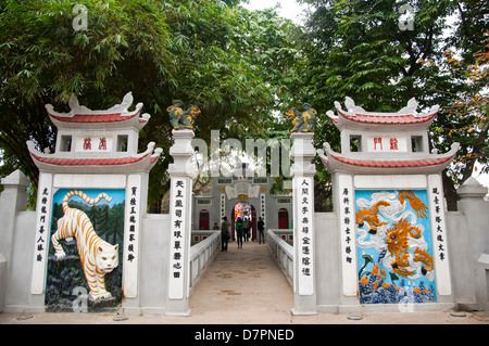 Vue horizontale de la passerelle à la décoration du Temple Ngoc Son ou temple de la montagne de jade à Hanoi. Banque D'Images
