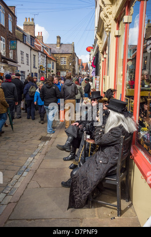 Goths assis dehors cafe pendant Whitby Goth week-end en avril. Whitby, North Yorkshire, England, UK Banque D'Images