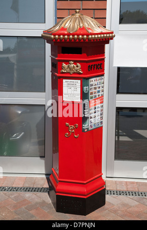 Victorian Penfold pillarbox,à l'île de Man, à TT Tribune. Île de Man Poster.Annonce pour Manx TT Stamps.Centenaire 6/2007 Banque D'Images