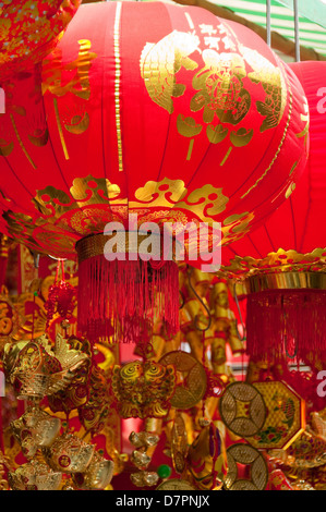 La verticale vue rapprochée de lanternes de papier chinois rouge en vente dans le vieux quartier en préparation pour le Têt, Nouvel An vietnamien Banque D'Images