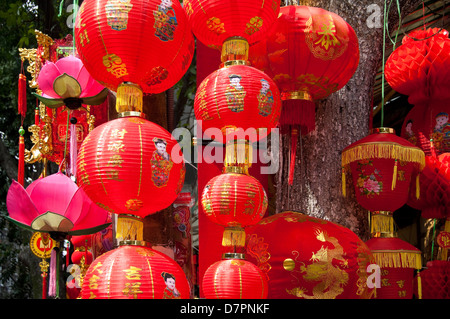 L'horizontale vue rapprochée de lanternes de papier chinois rouge en vente dans le vieux quartier en préparation pour le Têt, Nouvel An vietnamien Banque D'Images