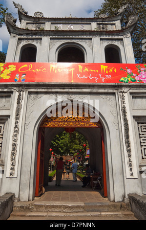 Vue verticale du grand portique, la grande entrée du temple de la littérature à Hanoi lors d'une journée ensoleillée. Banque D'Images