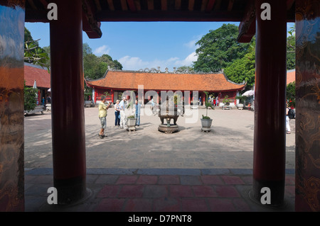 Vue horizontale de la Cour du sanctuaire de sauge et la maison de cérémonie, Bai Duong, à l'intérieur du Temple de la littérature. Banque D'Images