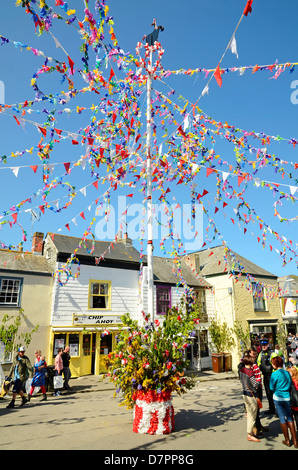 Le mât décoré pour obby oss day à Padstow, Cornwall, UK Banque D'Images