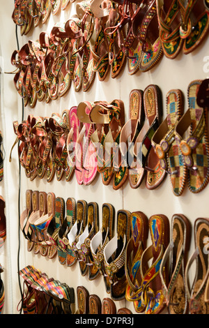 Certaines chaussures differente sur un mur dans un marché arabe Banque D'Images