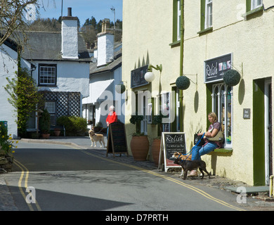 Les personnes avec des chiens dans le village de Hawkshead, Parc National de Lake District, Cumbria, Angleterre, Royaume-Uni Banque D'Images