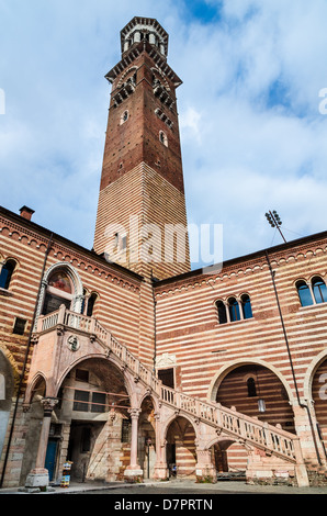 Torre dei Lamberti et dans la cour du palais de justice, Palais de la raison, à la fois à partir de la 14e siècle. Vérone, Italie Banque D'Images