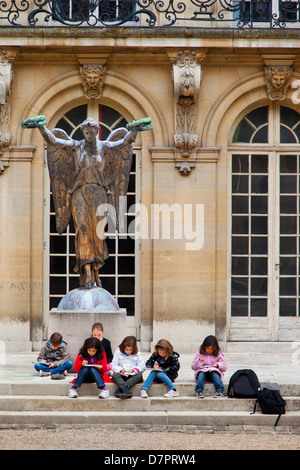 Jeunes écoliers en voyage sur le terrain de l'art à l'Hôtel Carnavalet, créant des dessins dans le Marais, Paris, France Banque D'Images