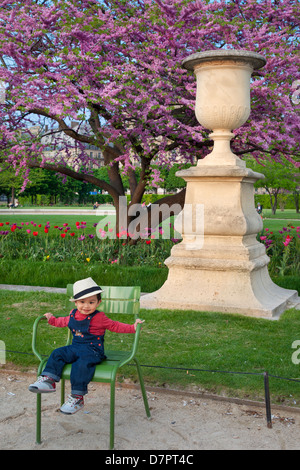 Jeune garçon asiatique au jardin des Tuileries, Paris, France Banque D'Images