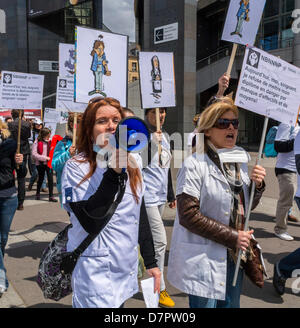 Paris, France. Démonstration des infirmières françaises, pour le soutien du financement gouvernemental pour les soins de santé publique, femme infirmière femmes marchant avec mégaphone, rassemblement, panneaux de protestation sociale, grand public marchant dans la rue, protestations des travailleurs de la santé, front, manifestation Banque D'Images