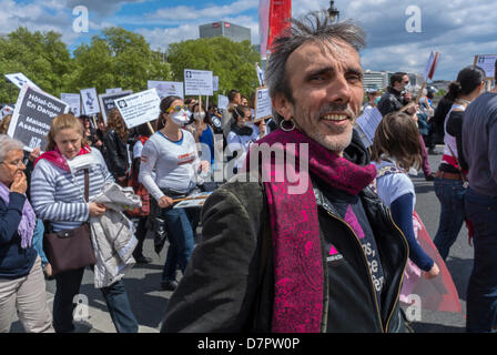 Paris, France. Démonstration, collectif 'ni bonne, ni nonnes, ni Pigeonnes' ('pas de demoiselles, pas de nonnes, pas d'idiots'). Pour le soutien du financement gouvernemental de la santé publique (Fred Navarro, ex-président Act Up-Paris) Banque D'Images