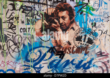 Street Art Portrait du célèbre musicien français Serge Gainsbourg, créé avec de la peinture au jet et des pochoirs, entouré de balises de graffitis. Paris. France. Banque D'Images
