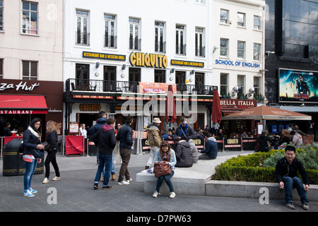 Vue sur Leicester Square montrant restaurants, West End, Londres, Angleterre, Royaume-Uni Banque D'Images
