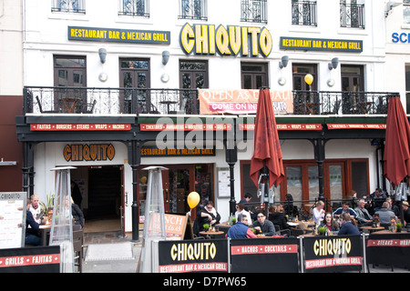 Vue sur Leicester Square montrant restaurants, West End, Londres, Angleterre, Royaume-Uni Banque D'Images