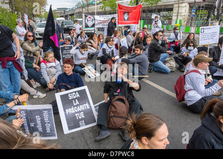 Paris, France. Foule nombreuse, assis, rue, démonstration des infirmières, collectif 'ni bonne, ni Nnnes, ni Pigeonnes' ('pas de demoiselles, pas de nonnes, pas d'idiots'). Pour le soutien du financement gouvernemental de la santé publique, Sit In, enjeux de santé publique, manifester en france Banque D'Images