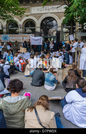 Paris, France. Grande foule de gens, des infirmières démonstration, assis, collectif 'ni bonne, ni nonnes, ni Pigeonnes. Appui au financement gouvernemental des soins de santé publique, hôpital Front of Ho-tel Dieu, défis de santé publique Banque D'Images