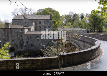 Moulin autrefois un bâtiment classé Grade II construit en 1784 à l'Aysgarth falls sur la rivière Ure abrite aujourd'hui un artisanat et de thé Banque D'Images