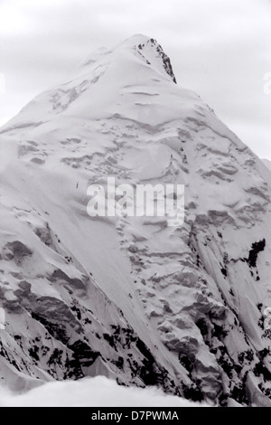 Vue en noir et blanc de Mt. McKinley (Denali Mountain), point le plus élevé de l'Amérique du Nord 20 320' avec un pic au-dessus des nuages, Denali Nat'l Park Banque D'Images