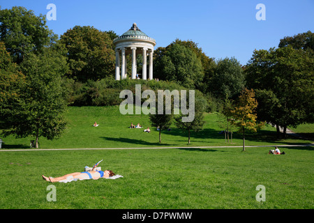 Jardin anglais, jardin anglais, Parc, le soleil à Monopteros, Munich, Bavière, Allemagne Banque D'Images