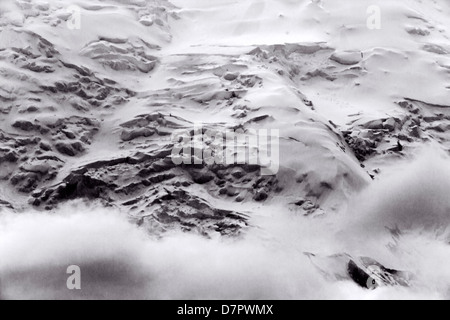 Vue en noir et blanc de Mt. McKinley (Denali Mountain), point le plus élevé de l'Amérique du Nord 20 320' avec un pic au-dessus des nuages, Denali Nat'l Park Banque D'Images