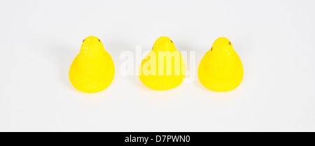 Bonbons de Pâques jaune sur un fond blanc. Banque D'Images