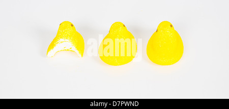 Bonbons de Pâques jaune sur un fond blanc. Banque D'Images