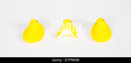 Bonbons de Pâques jaune sur un fond blanc. Banque D'Images