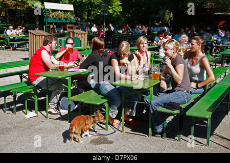 Bière à la Tour Chinoise, Englischer Garten, jardin anglais, Parc , Munich, Bavière, Allemagne Banque D'Images