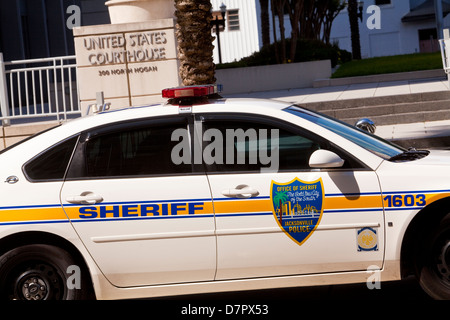 Une voiture de police de Jacksonville est vu parqué par le United States Courthouse à Jacksonville, Floride Banque D'Images