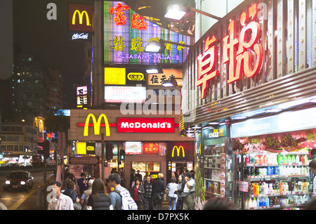 Dh KOWLOON HONG KONG McDonalds McCafe nuit scène de rue de Hong Kong Banque D'Images