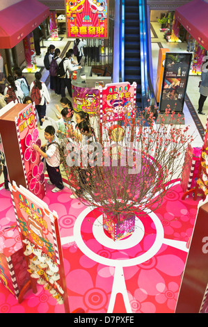 Marché de l'Ouest dh SHEUNG WAN HONG KONG Les enfants et affichage du Nouvel An chinois Banque D'Images