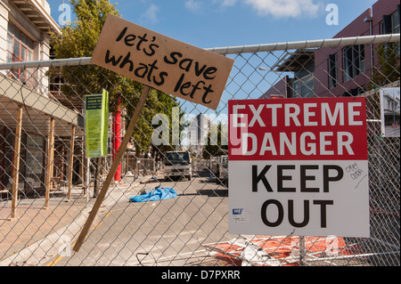 La rue principale toujours fermé hors tension dans la Red Zone, un an après le séisme a frappé Christchurch Février 2010 Banque D'Images